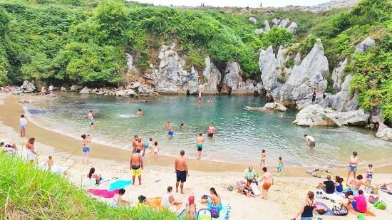 playa de gulpiyuri en Asturias