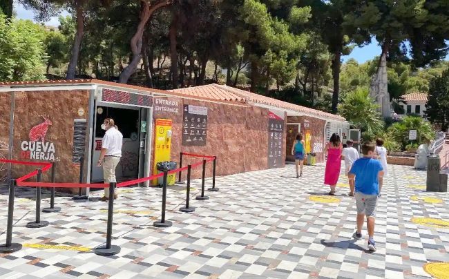 Acceso a la Cueva de Nerja